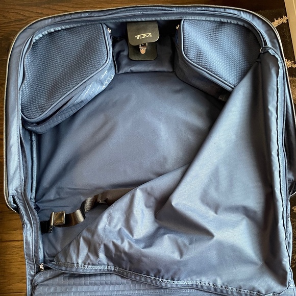 Tumi Arrivé Trifold Carry on Garment Bag - Picture 8 of 9